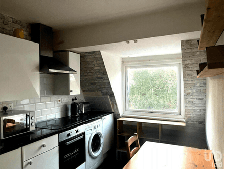 Studio Flat - Ideal Investment or First Time Purchase - Reigate 